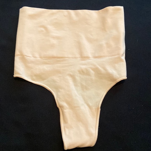 SKIMS Other - Skims mid waist body shaper thong